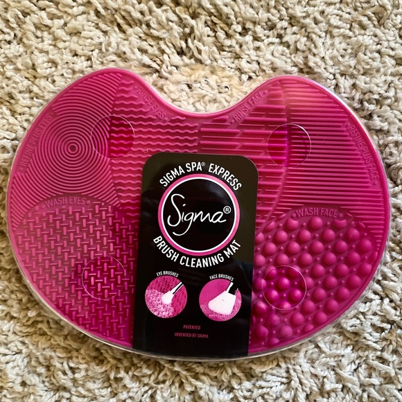 Sigma Beauty Other - SIGMA SPA EXPRESS BRUSH CLEANING MAT